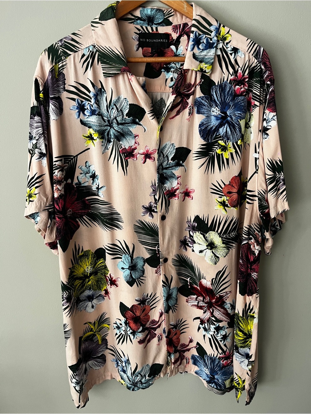 No Boundaries Men’s Pink Floral Short-Sleeve Button-Down Shirt